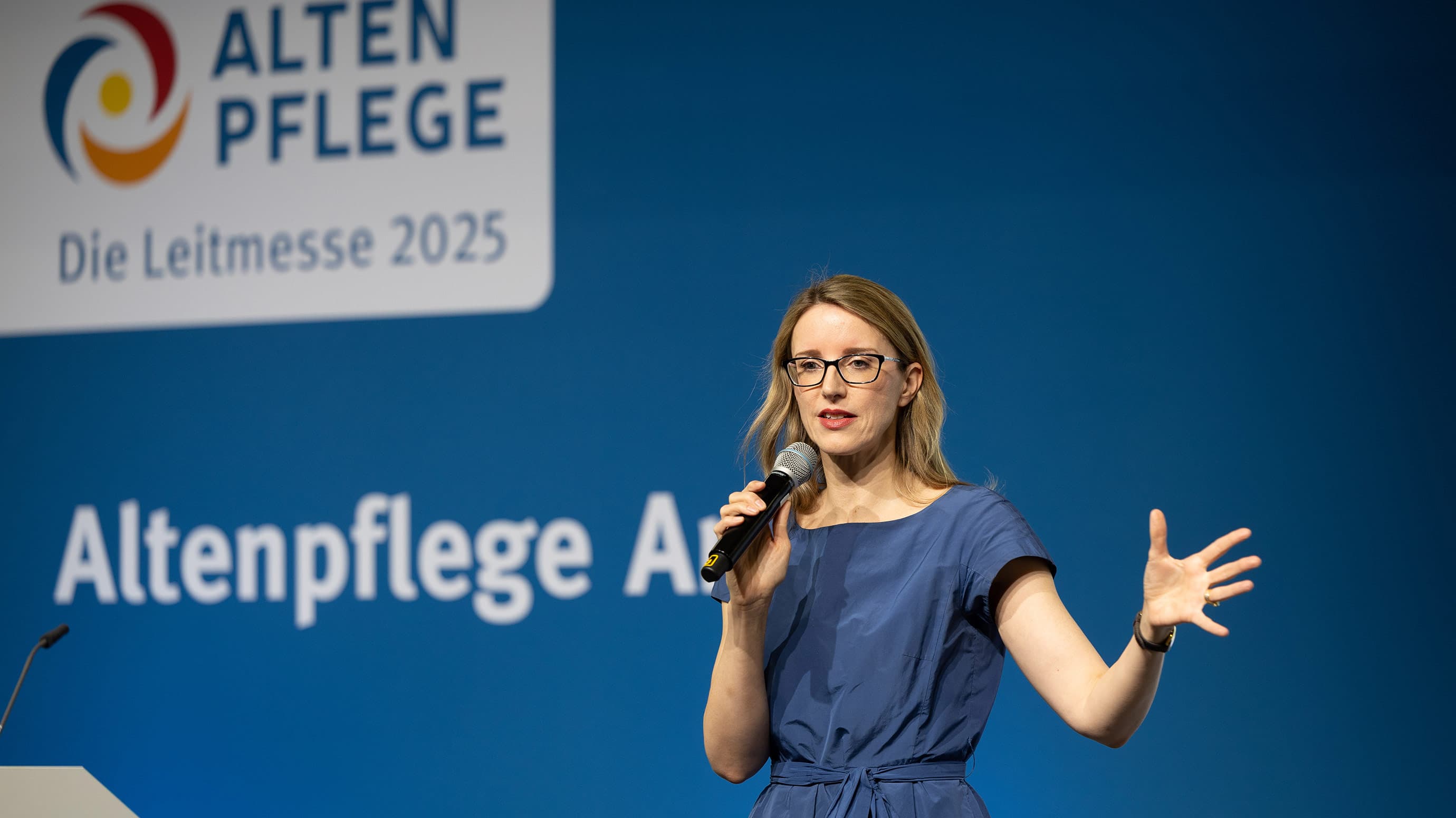 Eine Frau spricht auf der Bühne