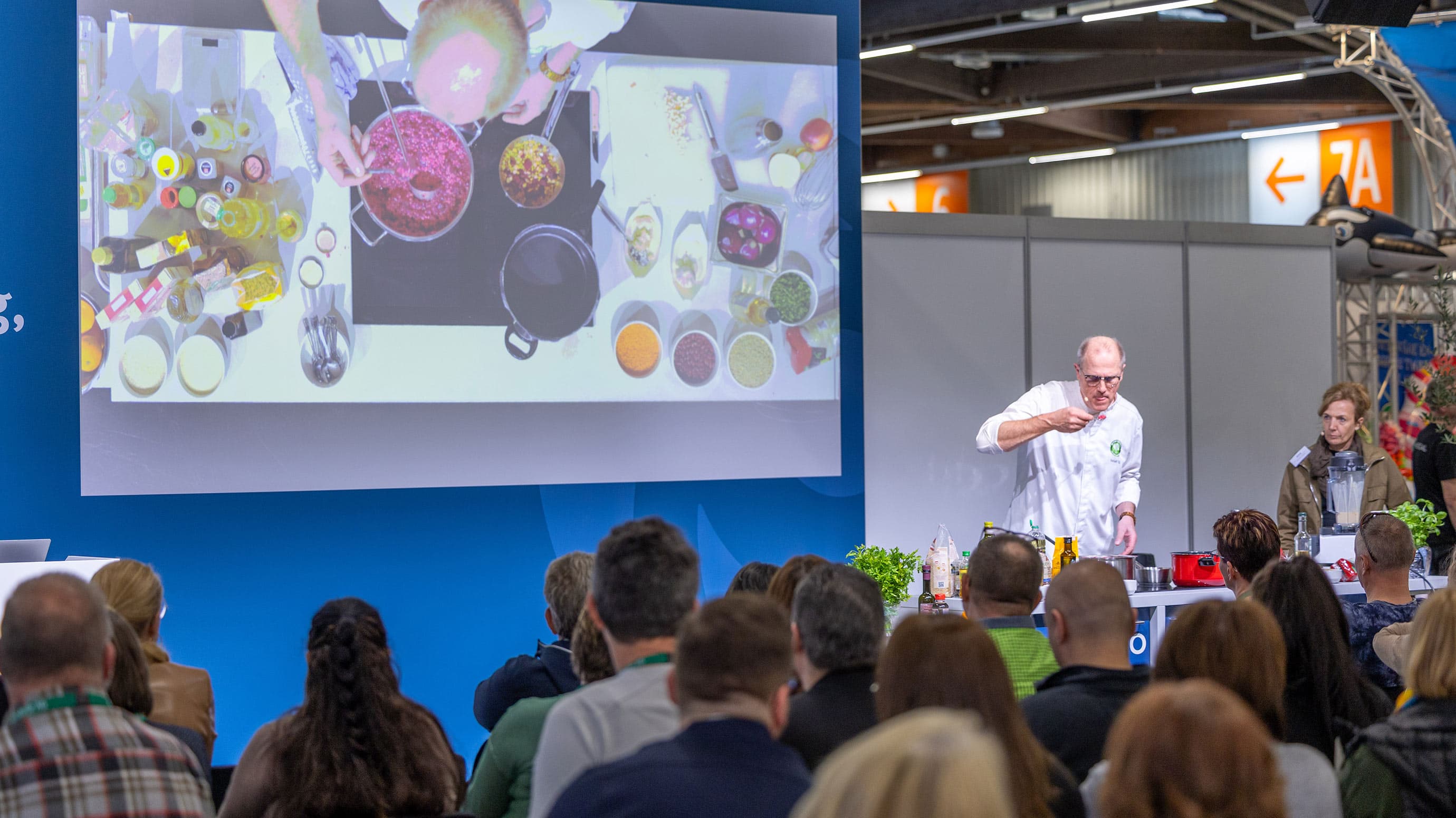 Ein Koch kocht auf einer Bühne |ALTENPFLEGE