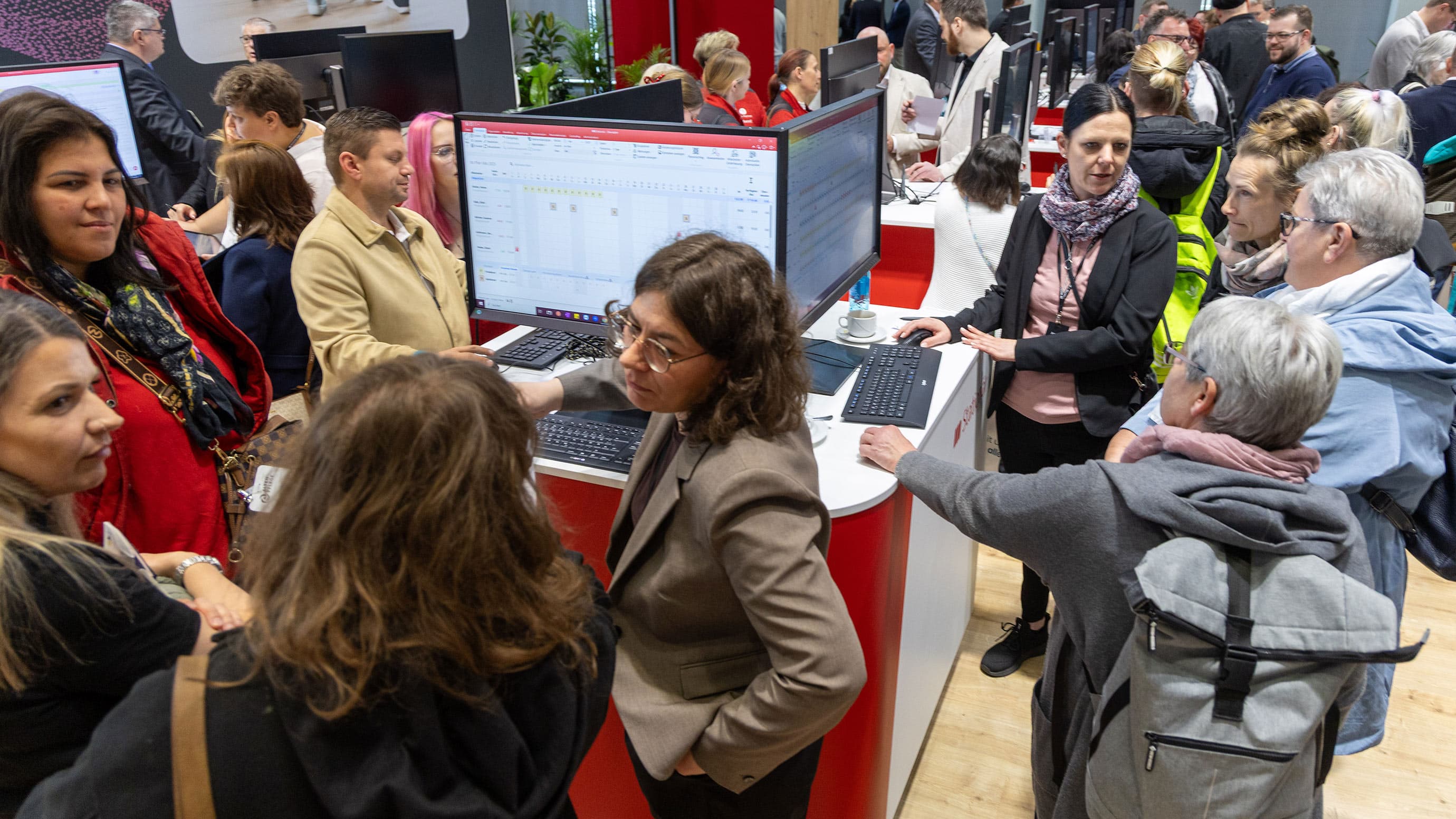 Menschen an einem Messestand